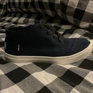 Tom’s Youth Navy high tops NWT